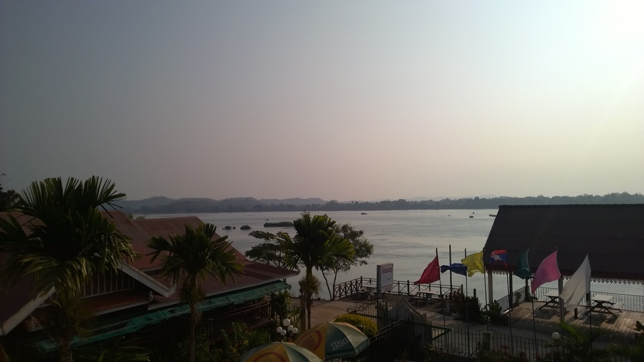 Morgenroete ueber dem Mekong.